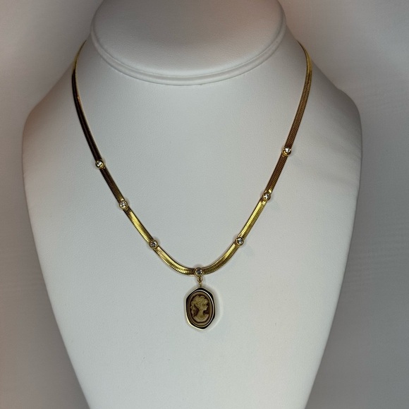 Elegant Gold Vintage Inspired Cameo Necklace - Picture 3 of 5